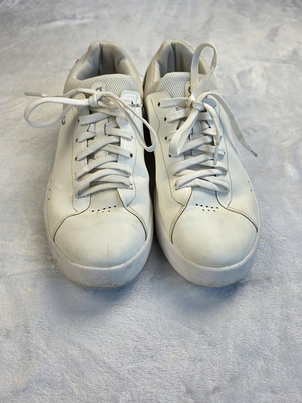 On The Roger Advantage Mens 10 White Running Sneaker Low Top No Soles
